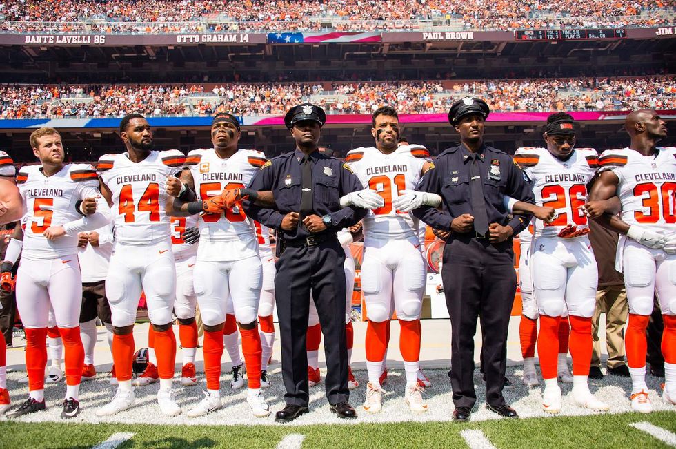Weeks after largest NFL kneeling protest, Cleveland Browns make bold statement with first responders