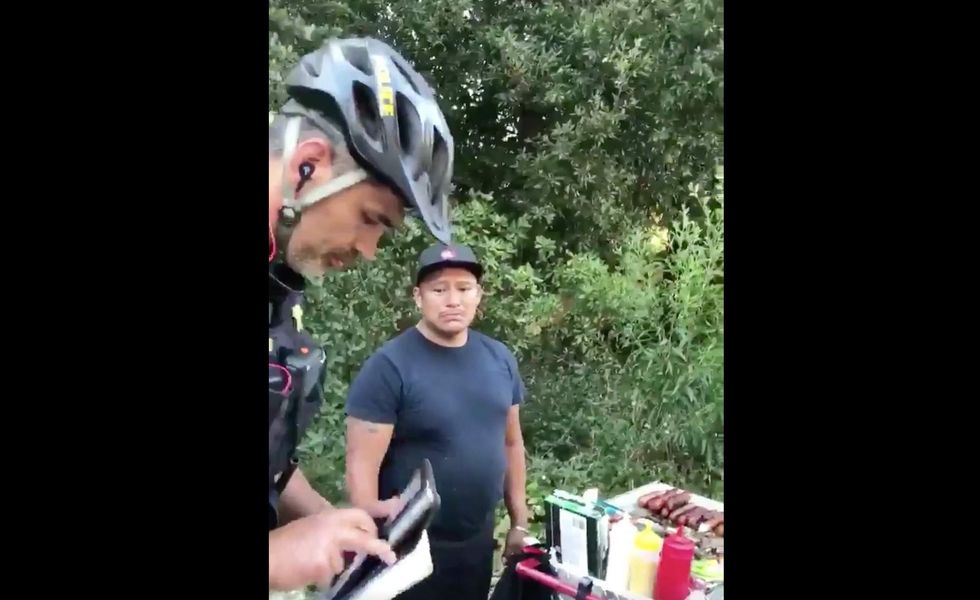 Americans rally behind street vendor who had money seized by cop for operating without proper permit