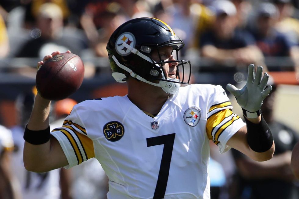 Steelers quarterback says he regrets decision to stay off the field during national anthem
