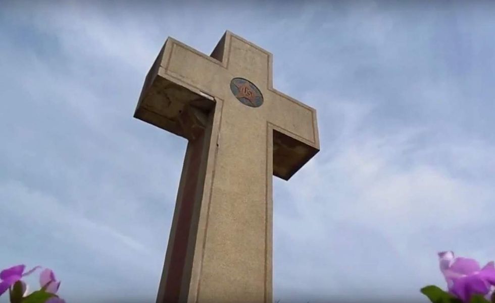 Court sides with humanists, rules 92-year-old cross commemorating World War I violates Constitution