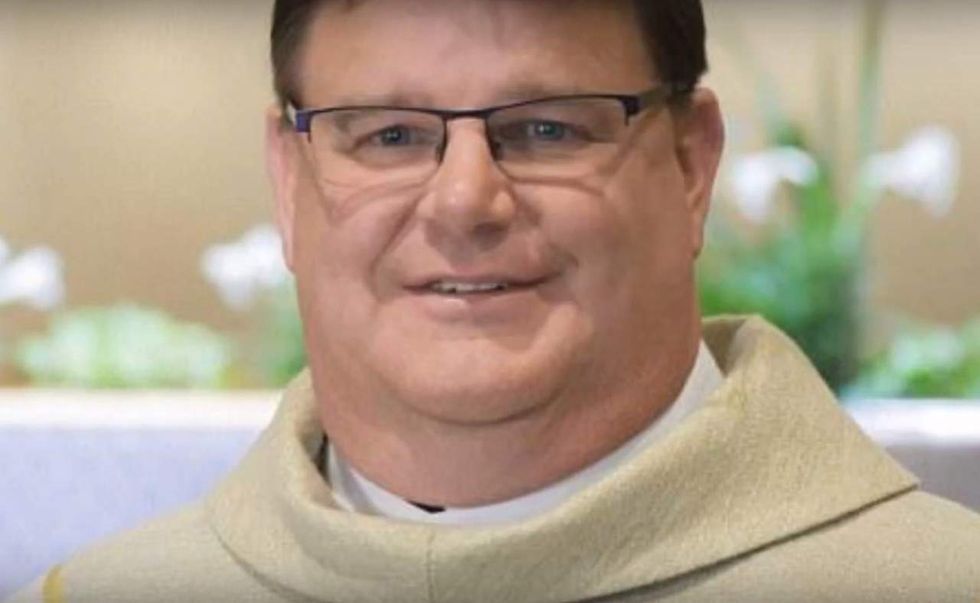 Catholic priest comes out as gay during his homily — and parishioners give him a standing ovation