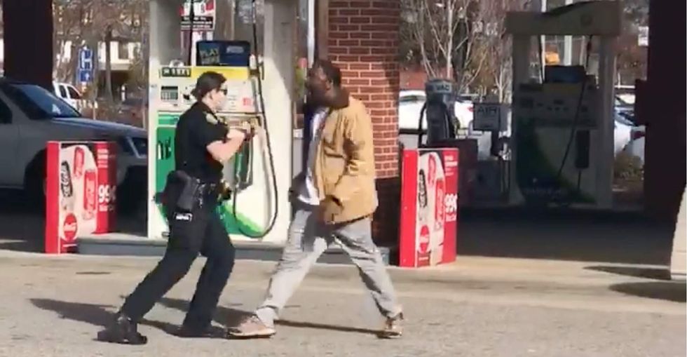 Good Samaritans step in to help female police officer take down suspect