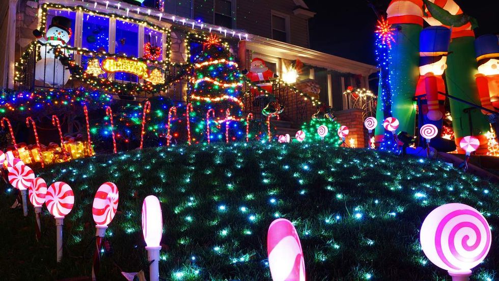 Extravagant Christmas light displays causing hostility,  along with safety and traffic problems