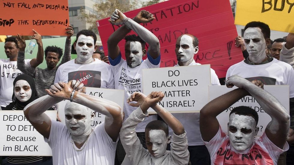 Zion News: Israel freezes deportation of African asylum seekers