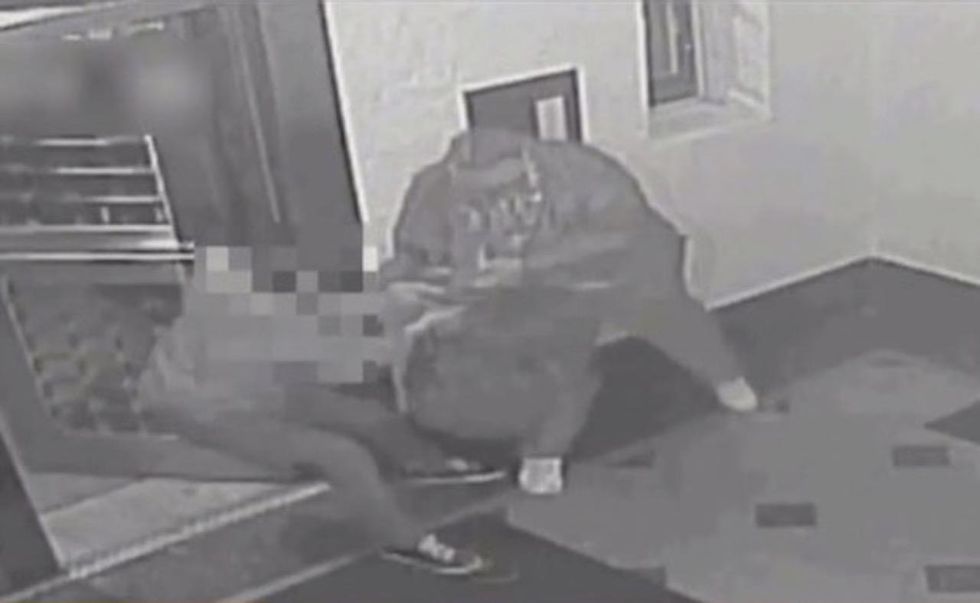 Knife-wielding man tries stealing woman's purse — but even amid getting cut, victim fights back