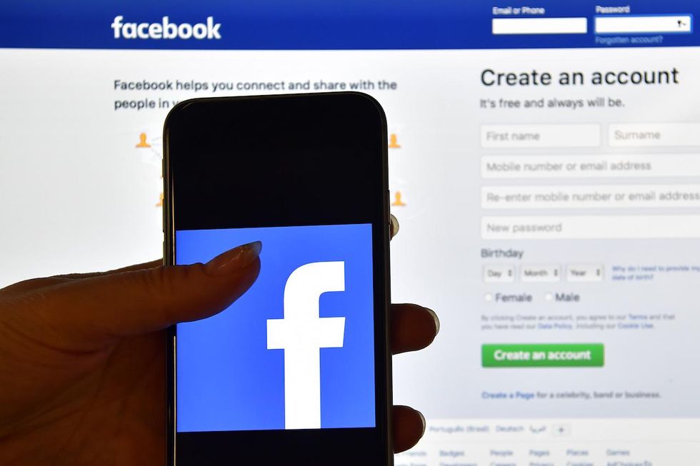 Facebook's algorithm change hurts conservative news sites, helps liberal sites, analysis shows
