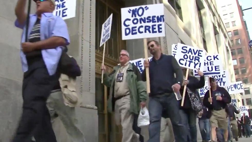 Hundreds of Chicago cops protest at city hall, claiming mayor has turned his back on police