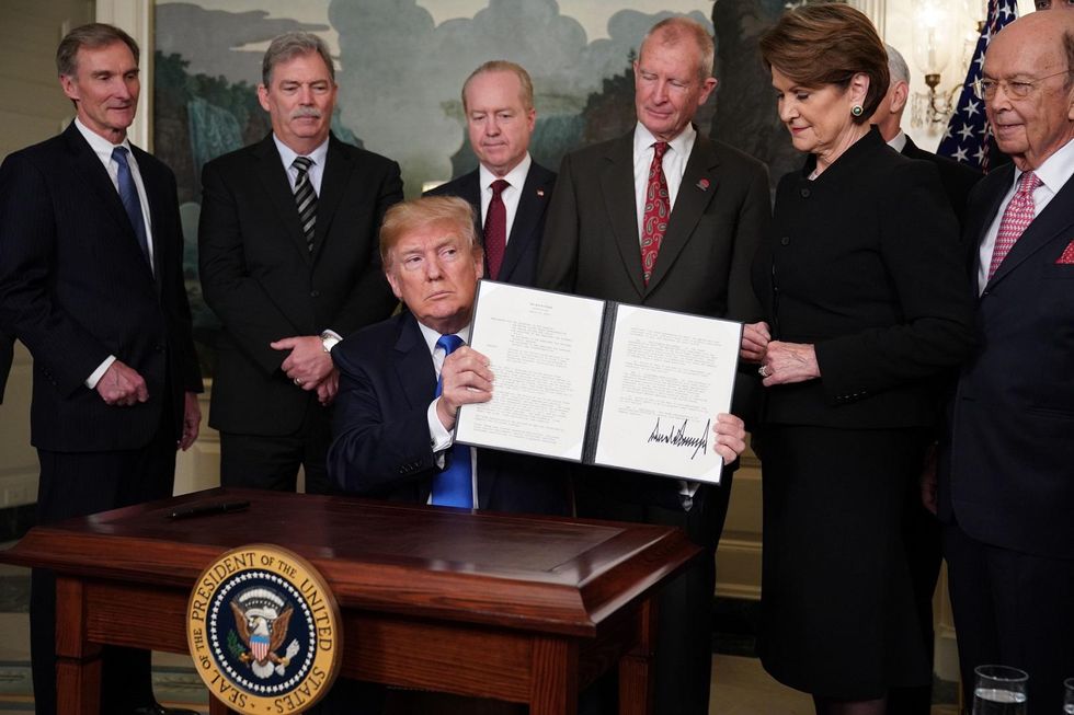 White House announces $50B in additional tariffs on China; Chuck Schumer praises the move