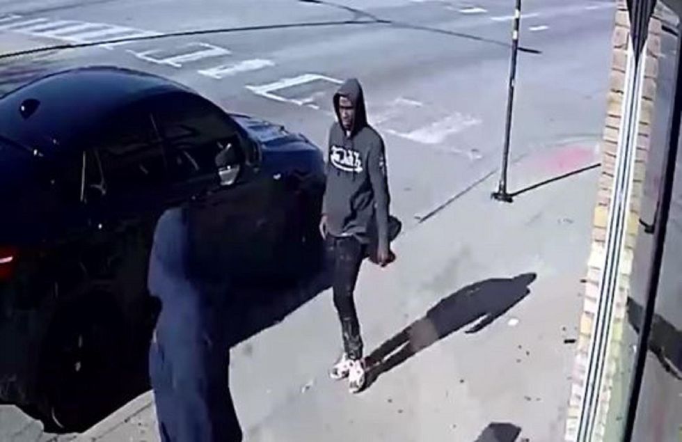 Watch: Chicago carjackers get a surprise from an off-duty officer