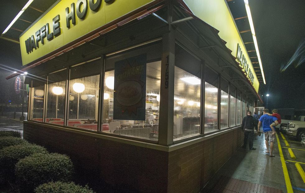 Waffle House employee reportedly refuses to serve 4 police officers. Restaurant quickly responds.