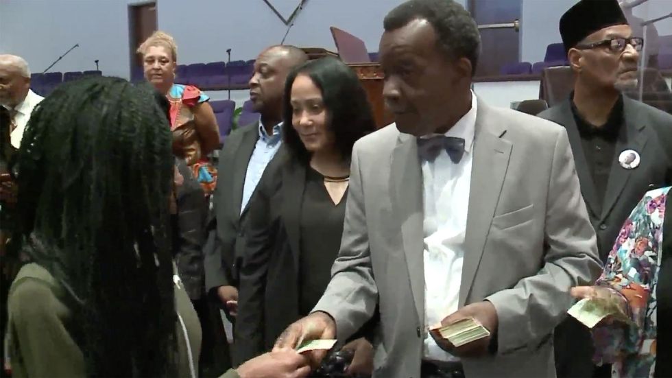 Chicago mayoral candidate hands out cash to potential voters — $300,000, to be specific