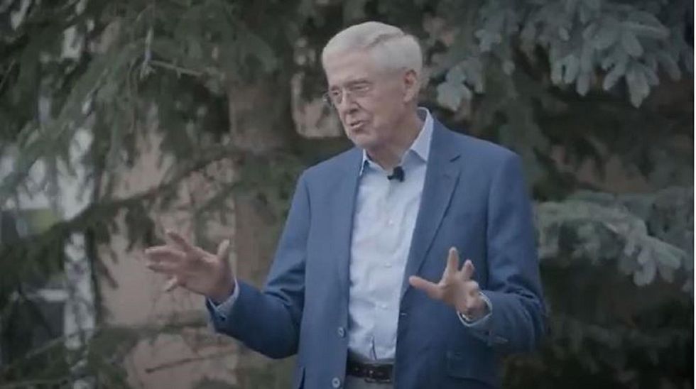 Charles Koch issues a warning to Republican candidates — and Steve Bannon fires back