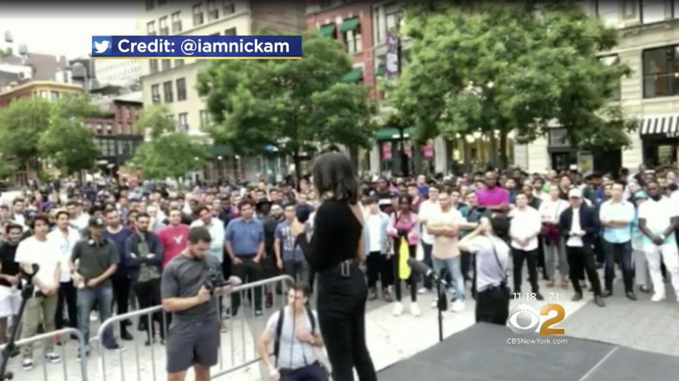 Woman takes advantage of guys on Tinder, pulling off epic, public stunt involving hundreds of men