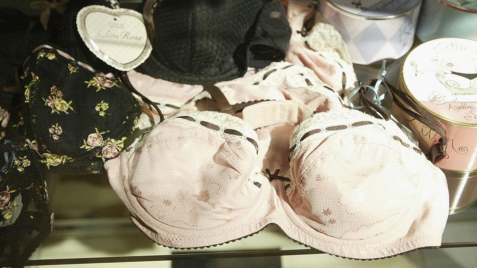 Canadian woman files complaint claiming she doesn't have to wear a bra at work if men don't