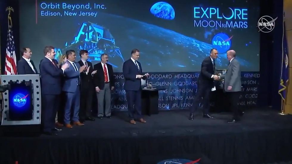 NASA plans to return to the moon with the help of private companies