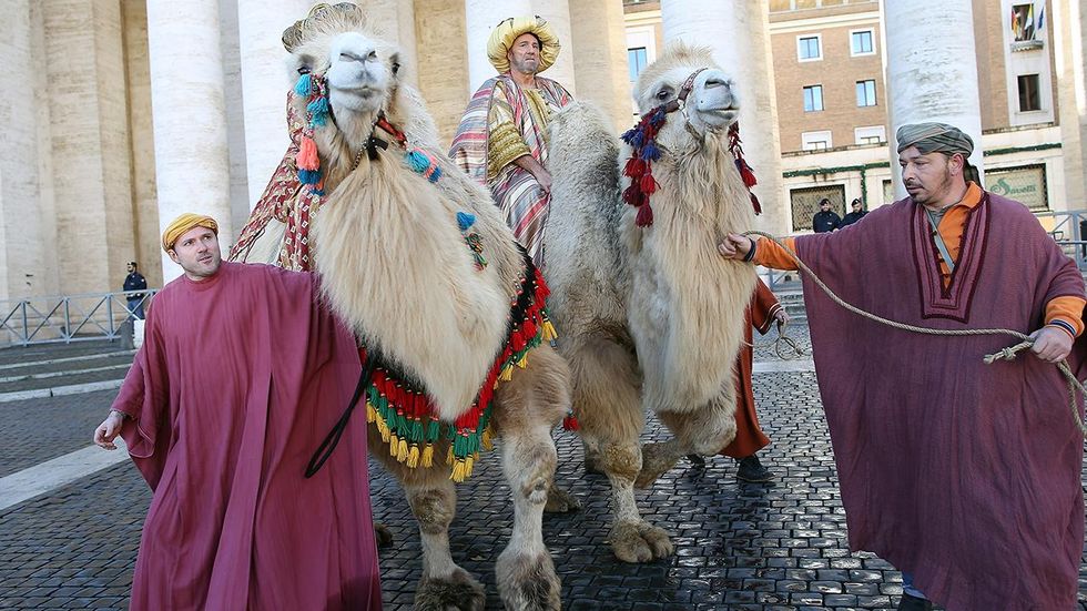 Group demands removal of Christmas display of three wise men, star, from Michigan school building