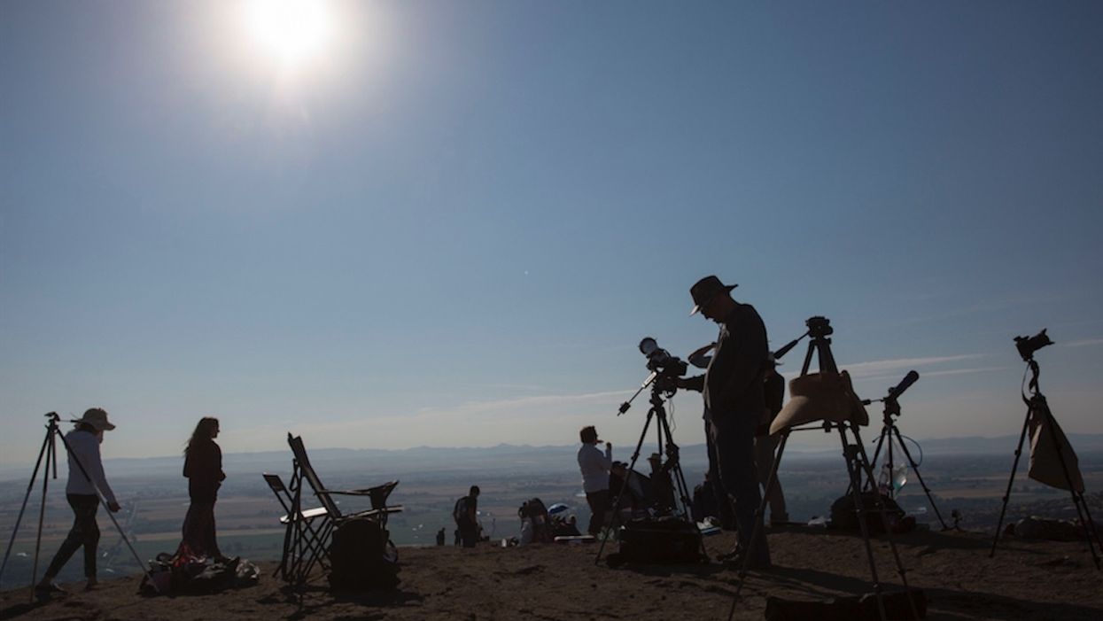 Harvard scientists looking into blocking sunlight to lower Earth's temperature: 'It may not work'