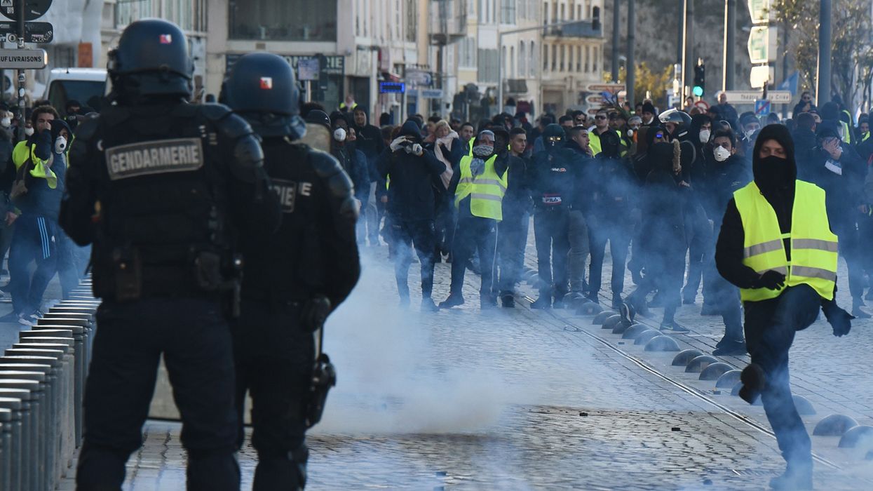 Hundreds detained in fourth week of Paris anti-government protests