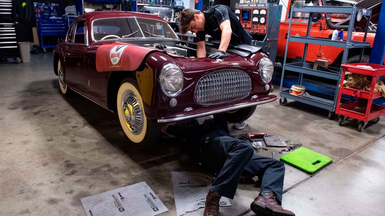 US adds 304,000 jobs in January, nearly doubling economists' expectations