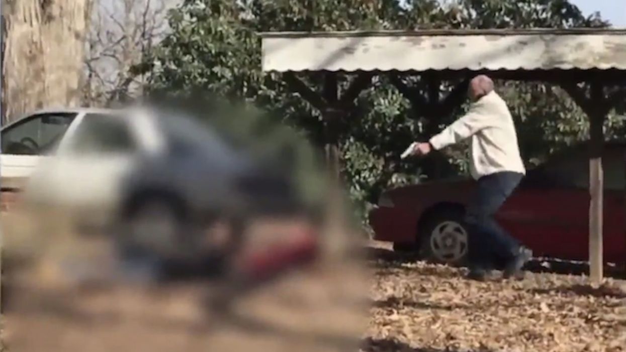 Video: Man holds cowering home intruders at gunpoint, orders them to ground while calling police