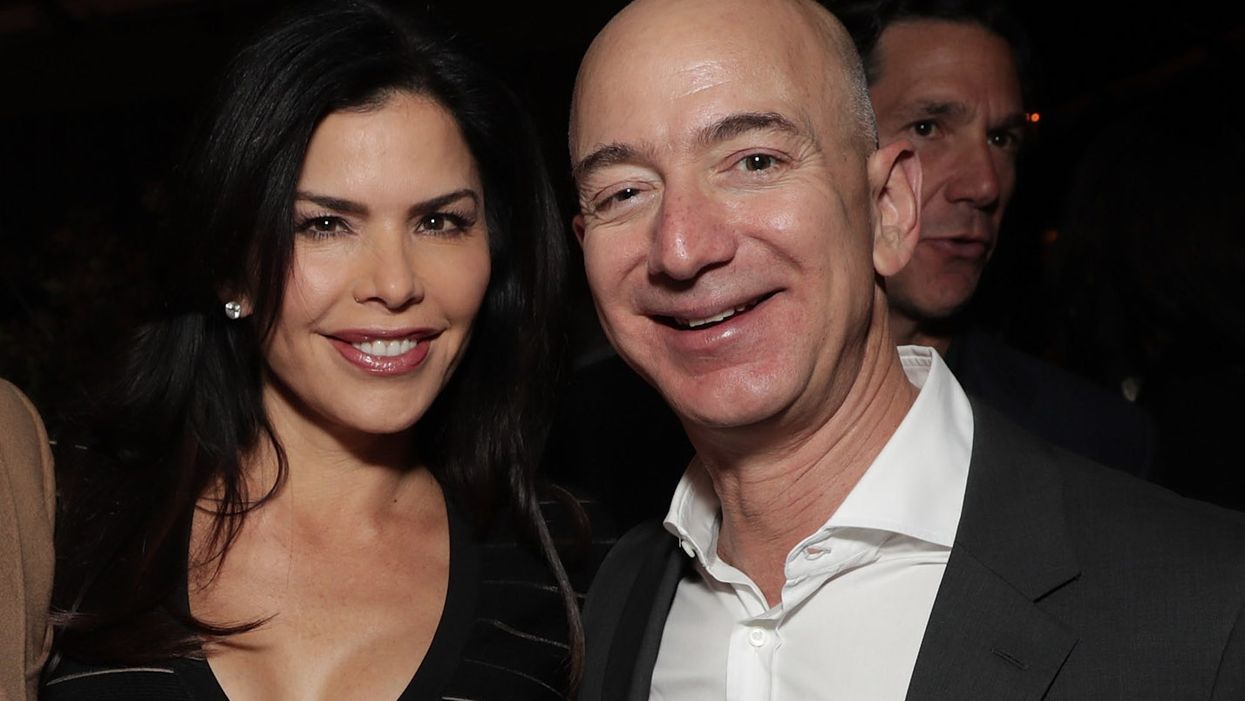 Jeff Bezos accuses National Enquirer of blackmailing him with erotic texts he sent to his mistress