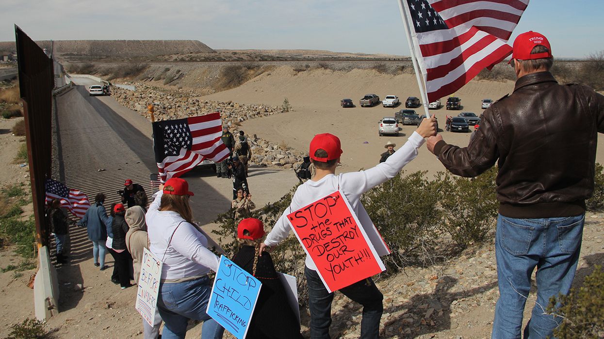 Trump supporters form human 'wall' along US-Mexico border: 'Build a wall!'