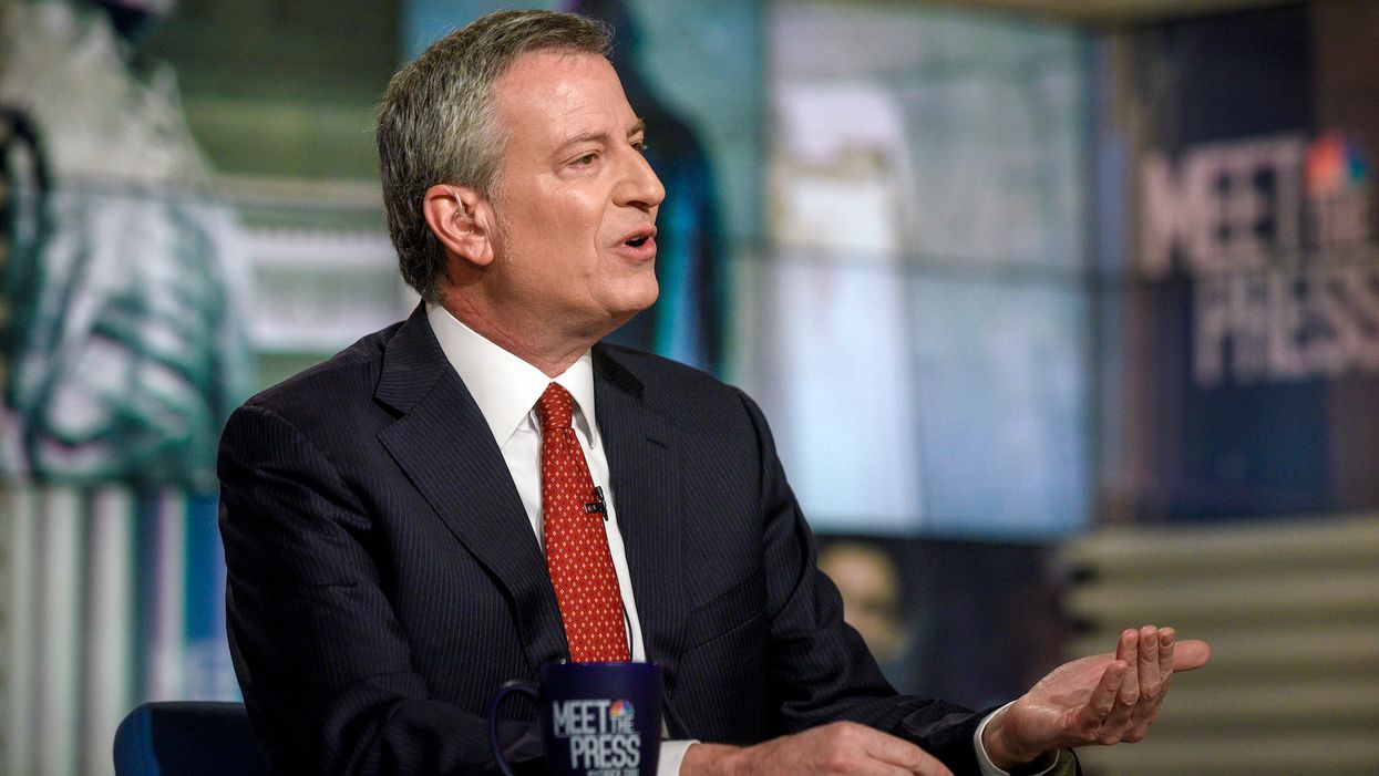 NYC Mayor Bill de Blasio seen worshiping to R. Kelly song in church, denies knowing whose song it was