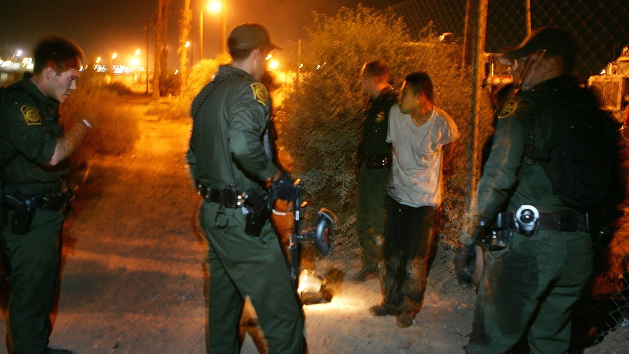 It took just 5 minutes for Texas border agents to grab more than 400 illegal immigrants on Tuesday