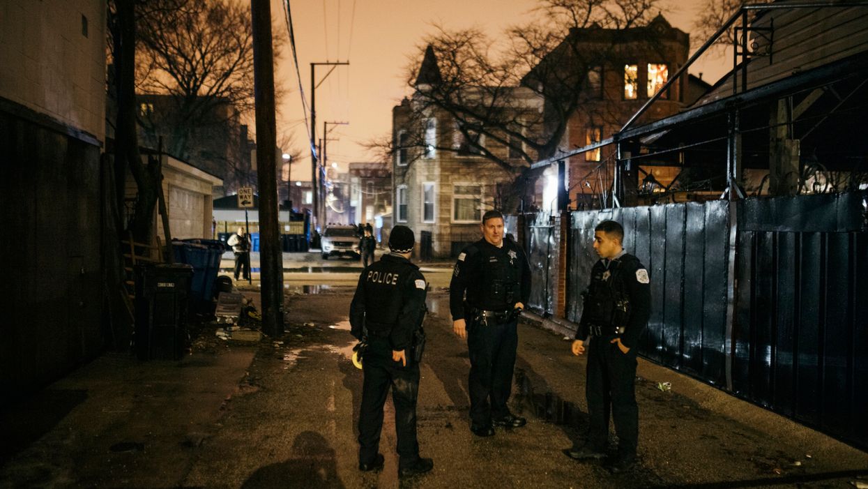 Drug suspect escapes in Chicago after a threatening crowd surrounds the officer making the arrest