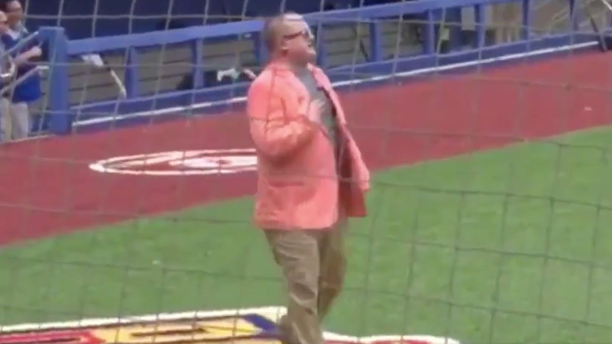 Singer who got viral roasting for 'Star-Spangled Banner' rendition apologizes, offers explanation for his performance