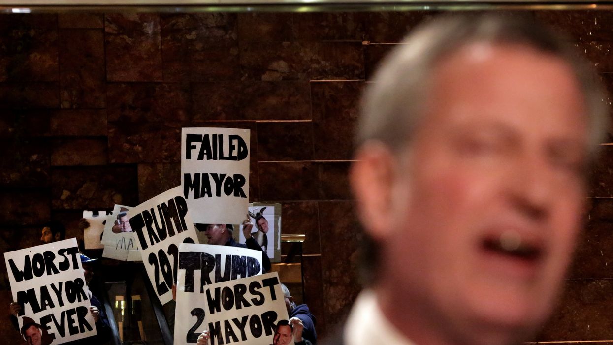 Hecklers harass NYC Mayor Bill de Blasio in Trump Tower lobby while he tries to promote his Green New Deal