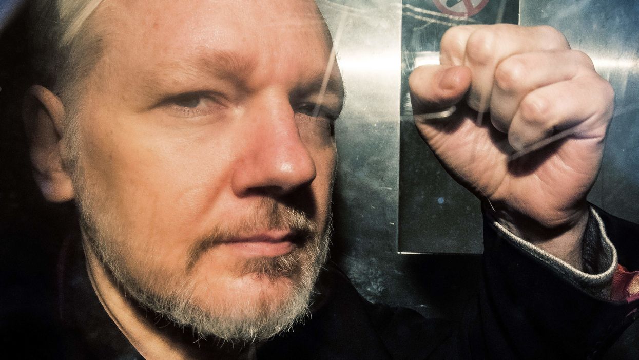 WTF MSM!? Media rush to defense of ‘Russian agent’ Julian Assange