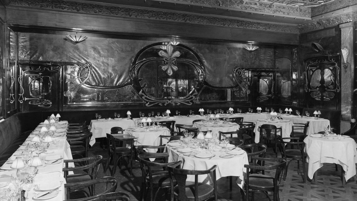 Black woman set to sue restaurant for reportedly demanding she give up her seat to a white customer. Restaurant has a different story.