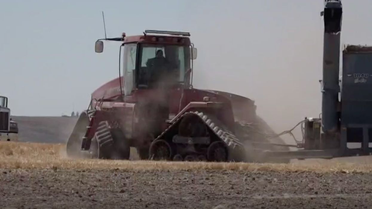 Small Washington farming community comes together to help fellow farmer with stage 4 cancer bring in his harvest