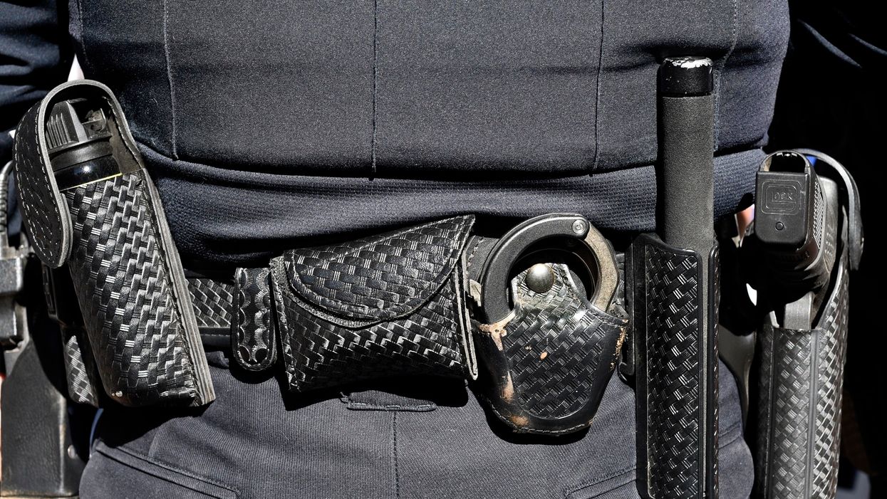 Steakhouse chain apologizes after employee kicks out police officer for wearing his gun