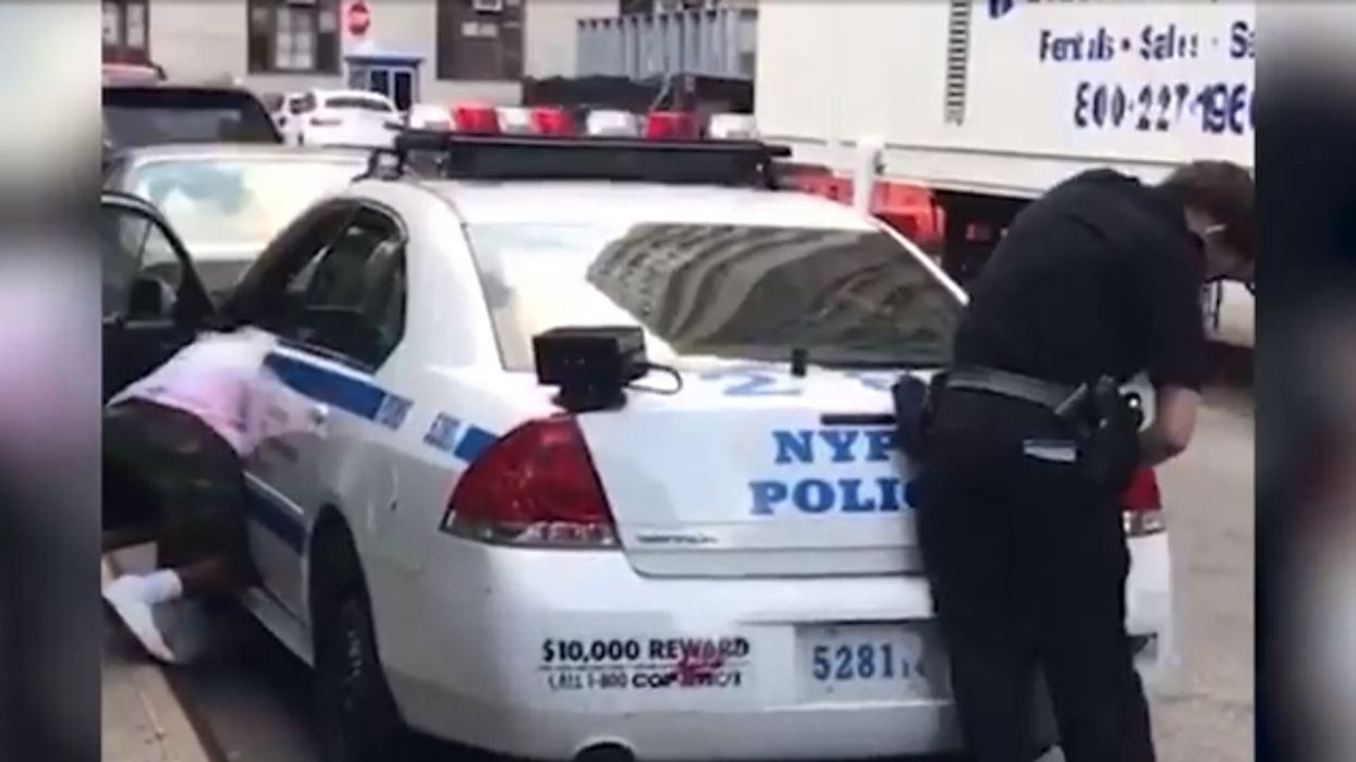 Bystanders rush to help NYPD officer who got his hand stuck in the trunk of his cruiser
