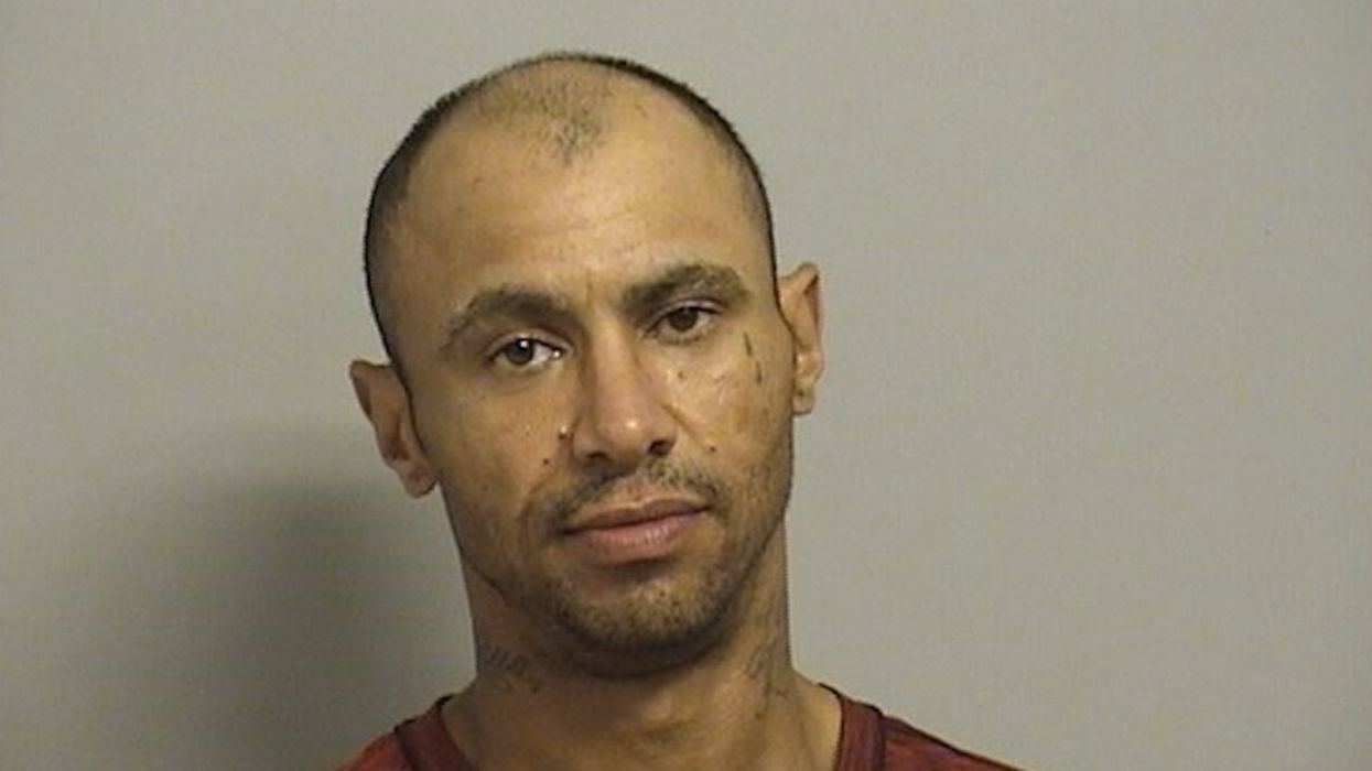 Victim fights off knife-wielding robber with his bare hands — then the crook calls 911