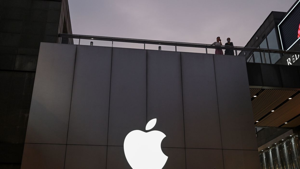 Apple apologizes for eavesdropping on couples having sex