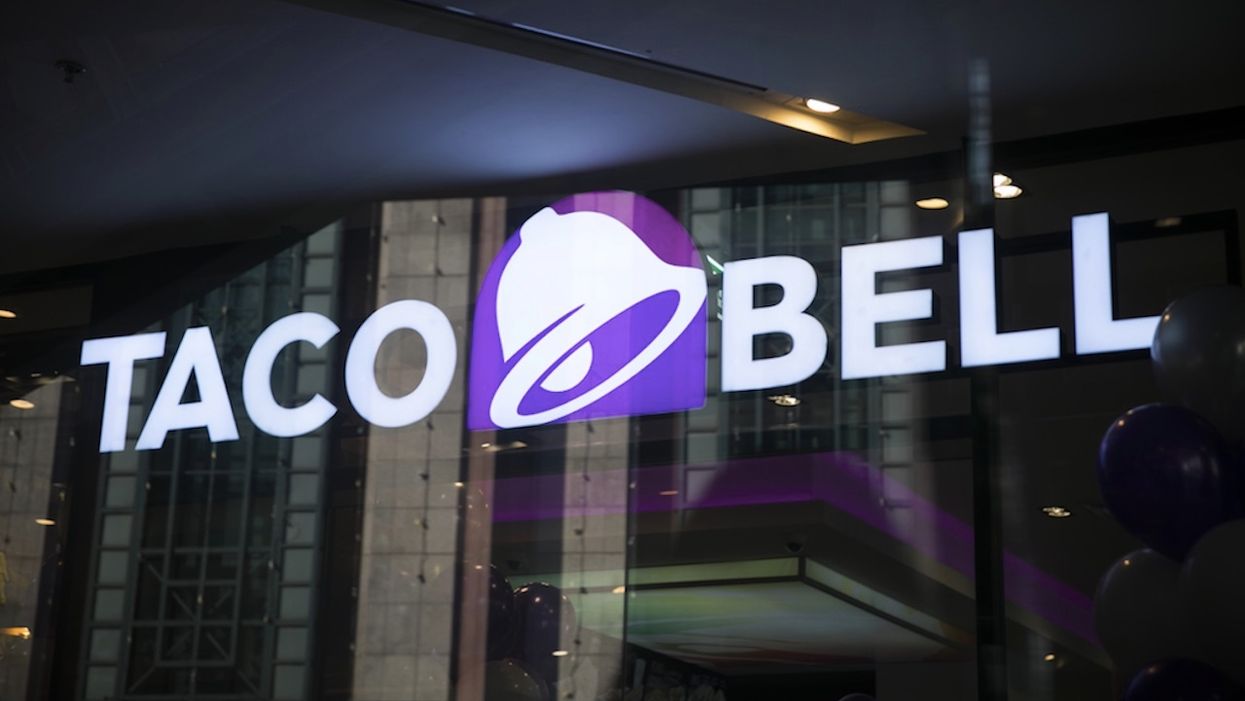 Woman brings about 20 homeless people into Taco Bell to buy them dinner — but they're all reportedly kicked out