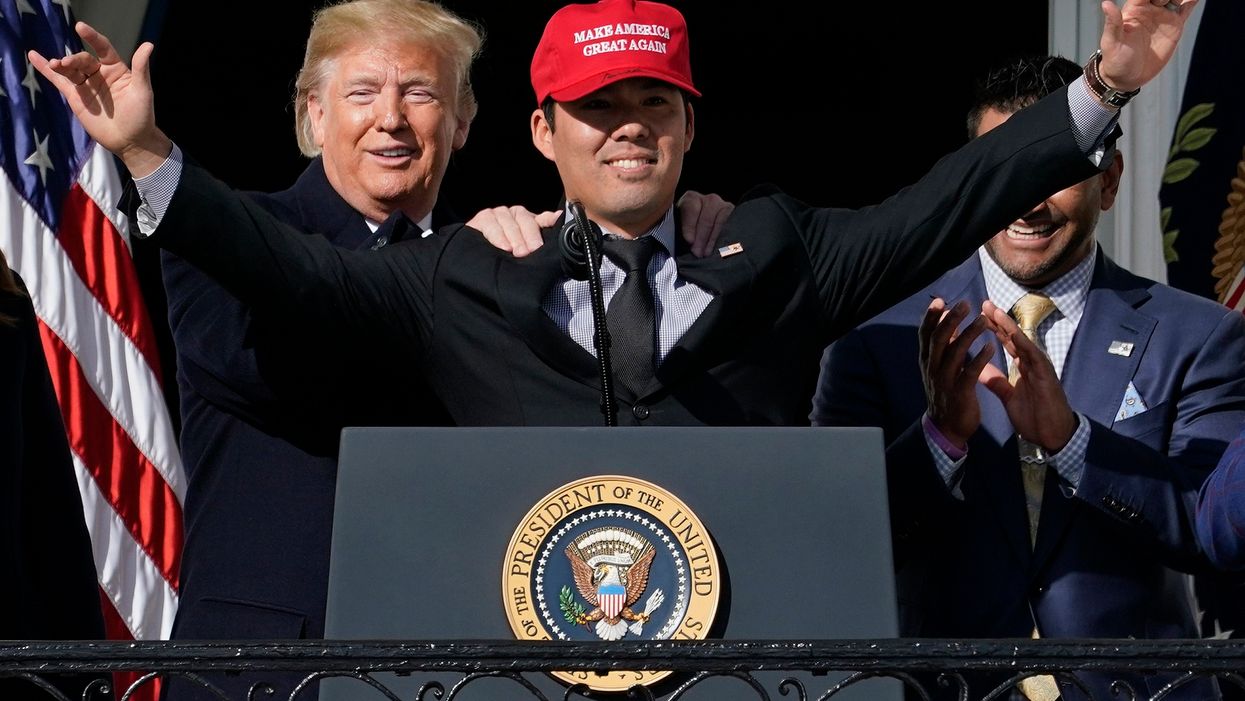 Nationals' Kurt Suzuki surprises President Trump by wearing MAGA hat during White House visit