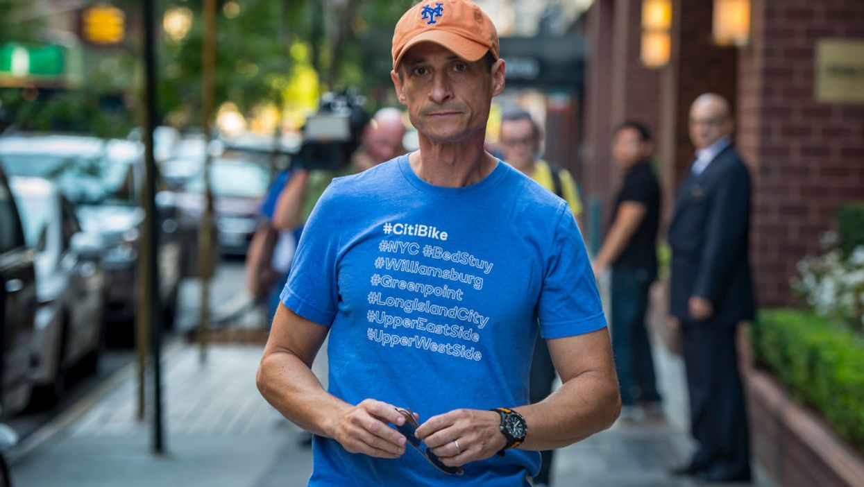 Anthony Wiener is allegedly trying to get more access at his son's school — and parents are not happy about it
