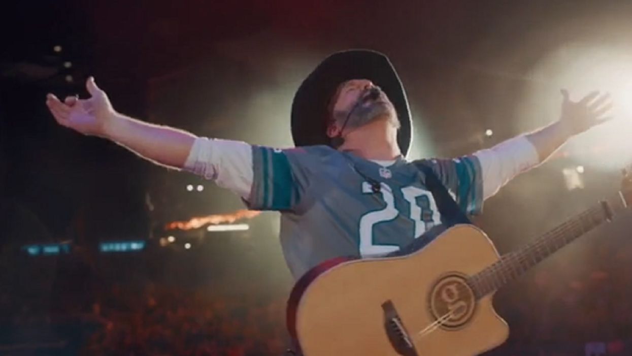 Garth Brooks wore a 'Sanders' jersey at his Detroit show and people on social media are freaking out