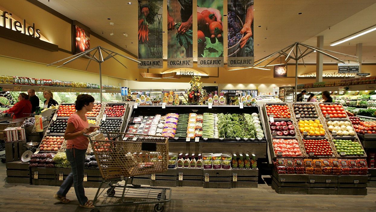 FDA says no need to wipe down groceries. CDC, epidemiology experts say otherwise.