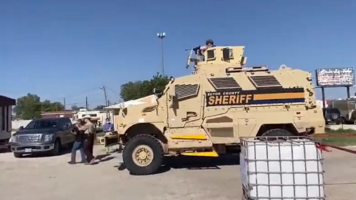 Texas sheriff sends SWAT team with guns drawn to arrest armed lockdown protestors