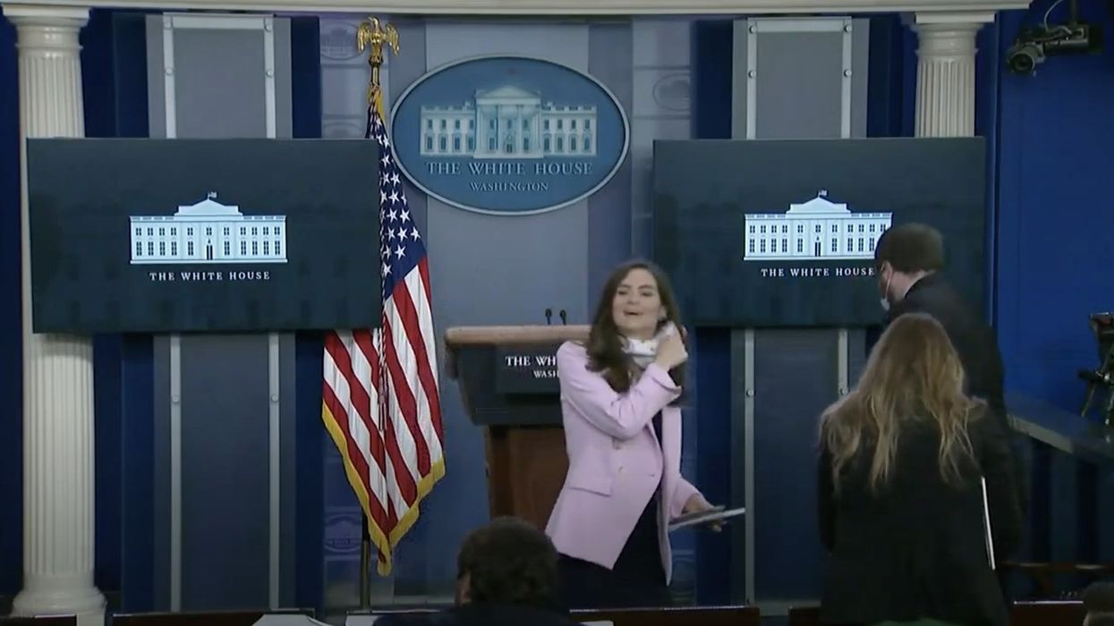 CNN reporter slammed for removing mask seconds after White House briefing finishes