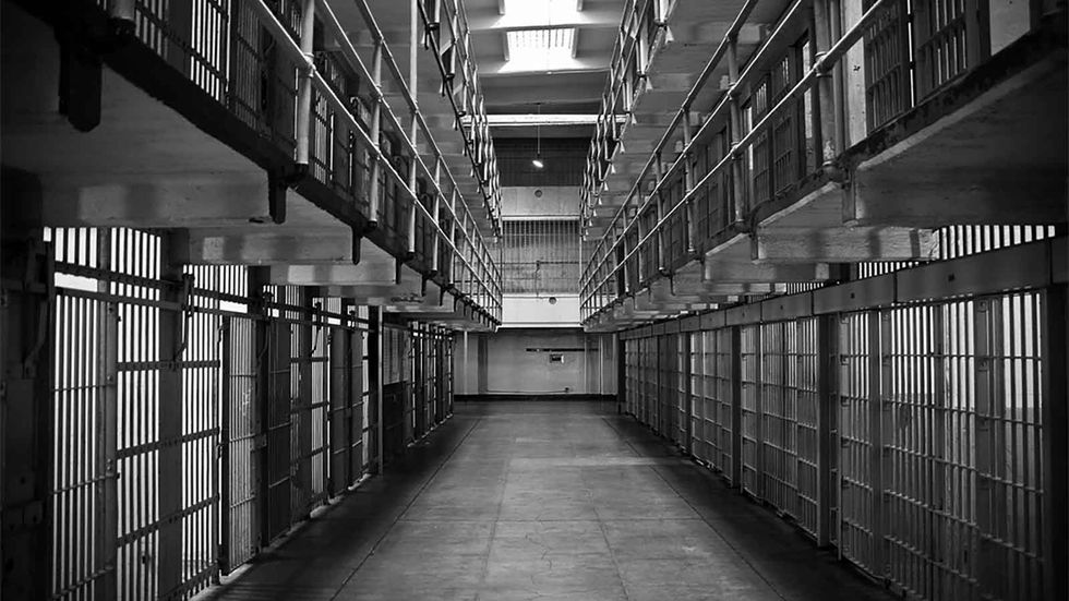 Obama commutes sentences of more violent criminals