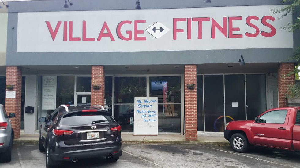 PRO-COP Atlanta gym shows up neighbor's pathetic anti-cop gym