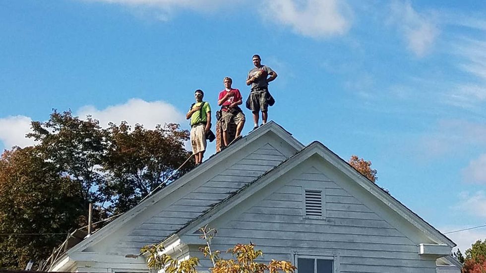 Look what these 3 patriot roofers did when they heard the anthem