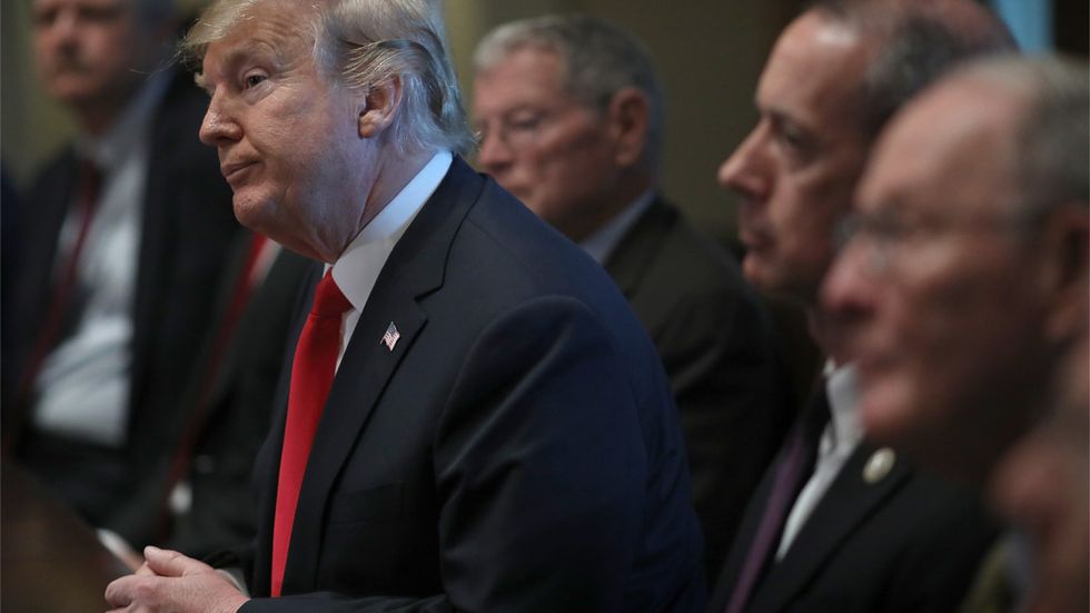 Breaking: Trump signs an executive order requiring illegal immigrant parents to be detained with children