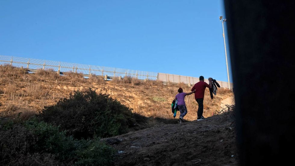 Border reality: A caravan crosses every day